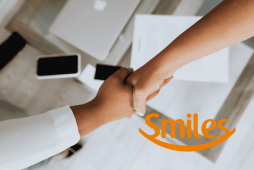 pessoas apertando as mãos após a Venda milhas Smiles