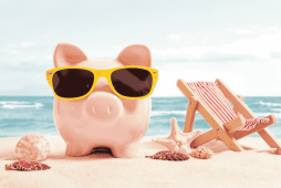 um cofrinho na praia para representar como criar um orçamento de férias