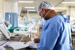 enfermeiro tno hospital trabalhando representando quanto ganha um enfermeiro no Brasil