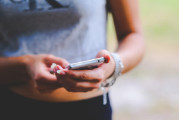 Qual site vende celular parcelado no boleto?