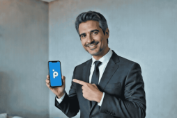 homem segurando celular com o logotipo do banco pan