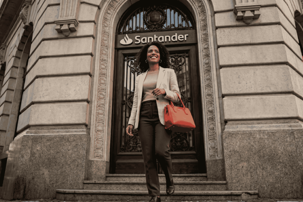 mulher descendo as escadas de uma agência do santander para ilustrar o Santander Rewards