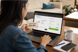 mulher fazendo compra online após descobrir que cupons de desconto realmente funcionam