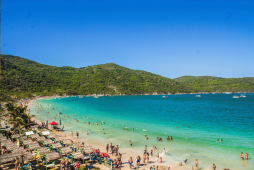 praia paradisíaca na região dos lagos para representar como economizar em Arraial do Cabo