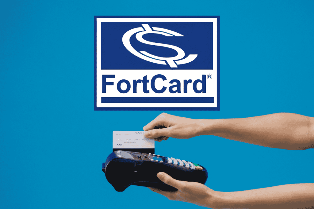 logotipo dos Cartões FortCard sobre uma pessoa passando um cartão na maquininha