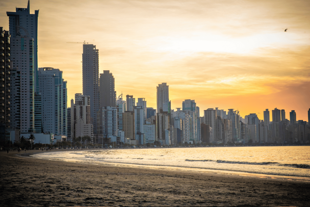 praia de BC para ilustrar como economizar em Balneário Camboriú