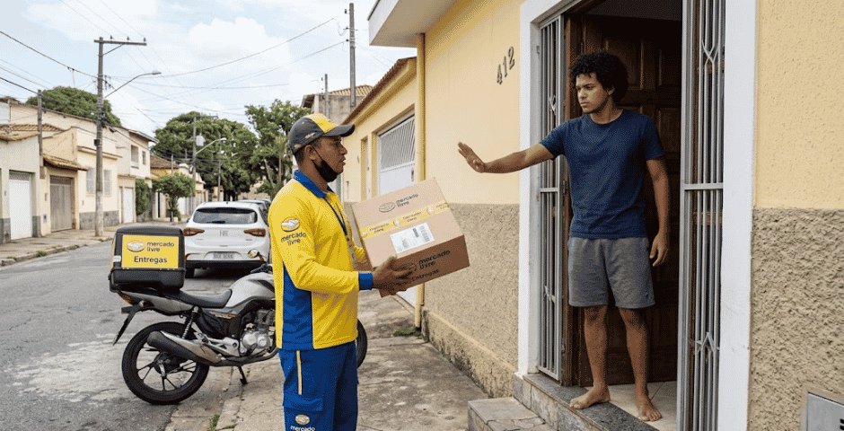 um jovem rejeitando a entrega de sua compra após descobrir Como cancelar uma compra do Mercado Livre que já foi enviada