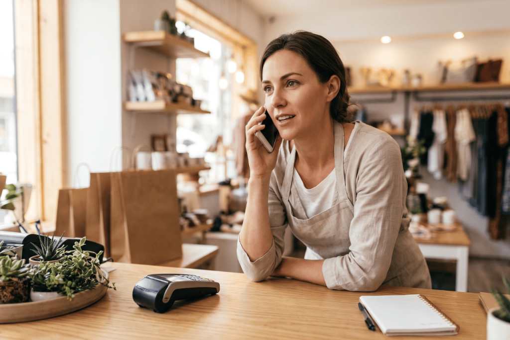Getnet telefone: lojista ligando para a central de atendimento da maquininha