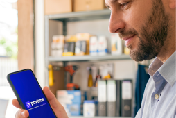 Homem empresário usando Paytime no celular