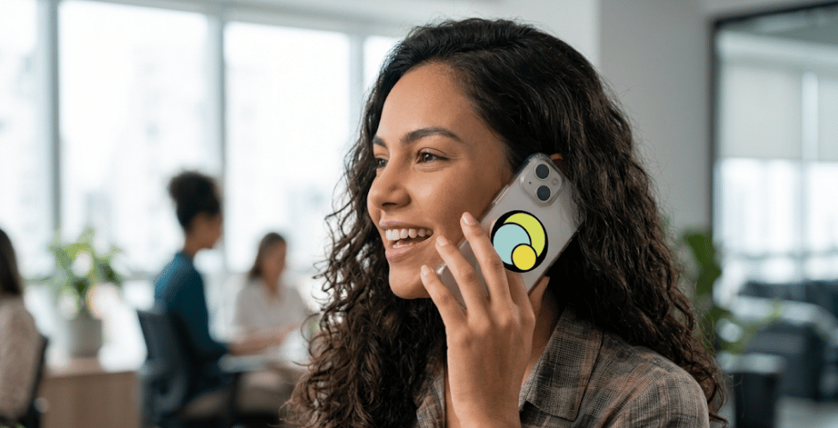 mulher falando ao telefone com o PagSeguro